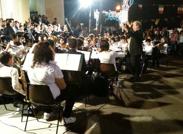 Esibizione Coro e orchestra al-piazzale Sant'antonio Dirige Don Pino Latelli
