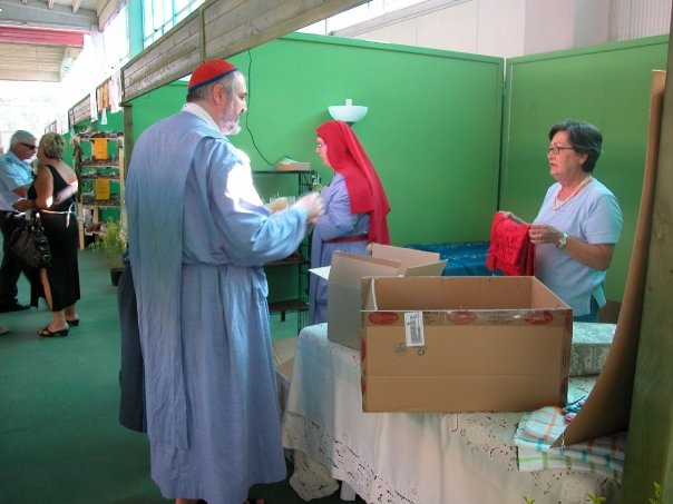 Padre Benedetto Marani e suora della famiglia dell'esodo
