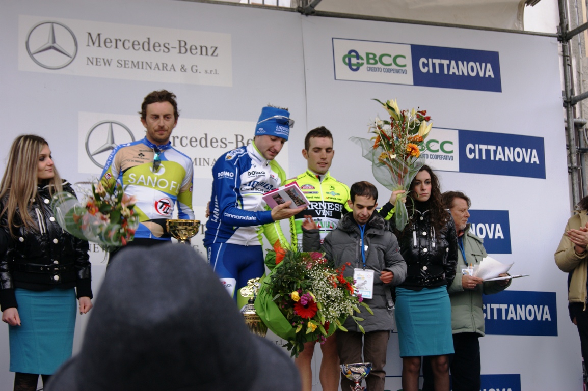 consegna libro sul podio