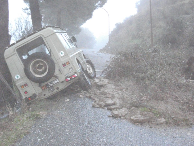 Jeep del Comune uscita di strada
