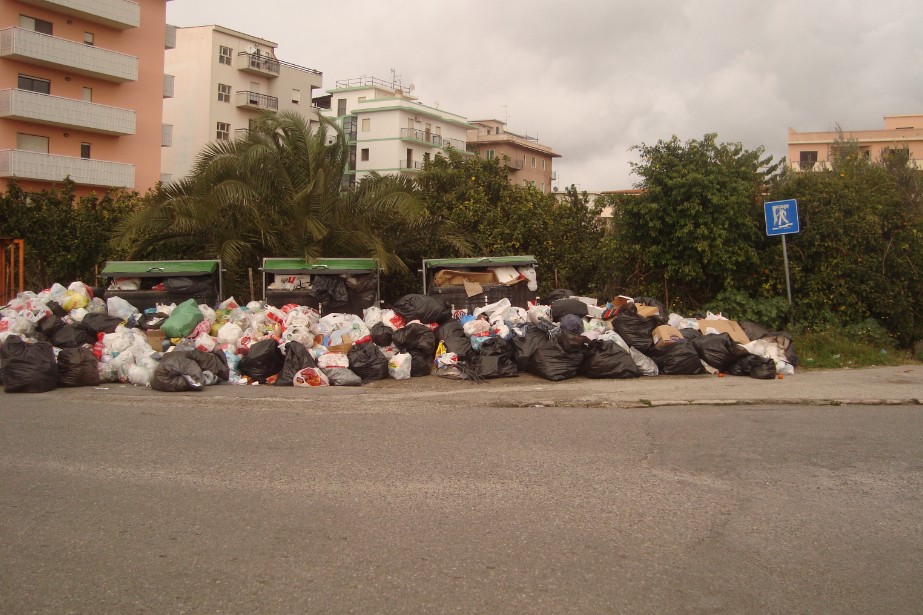 cumuli di spazzatura a pellaro