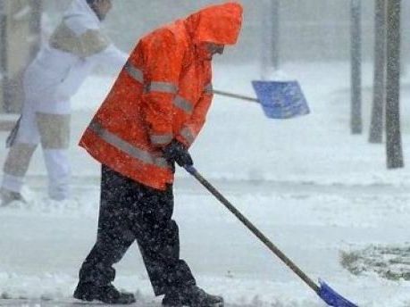 ragazzi volontari che spalano la neve