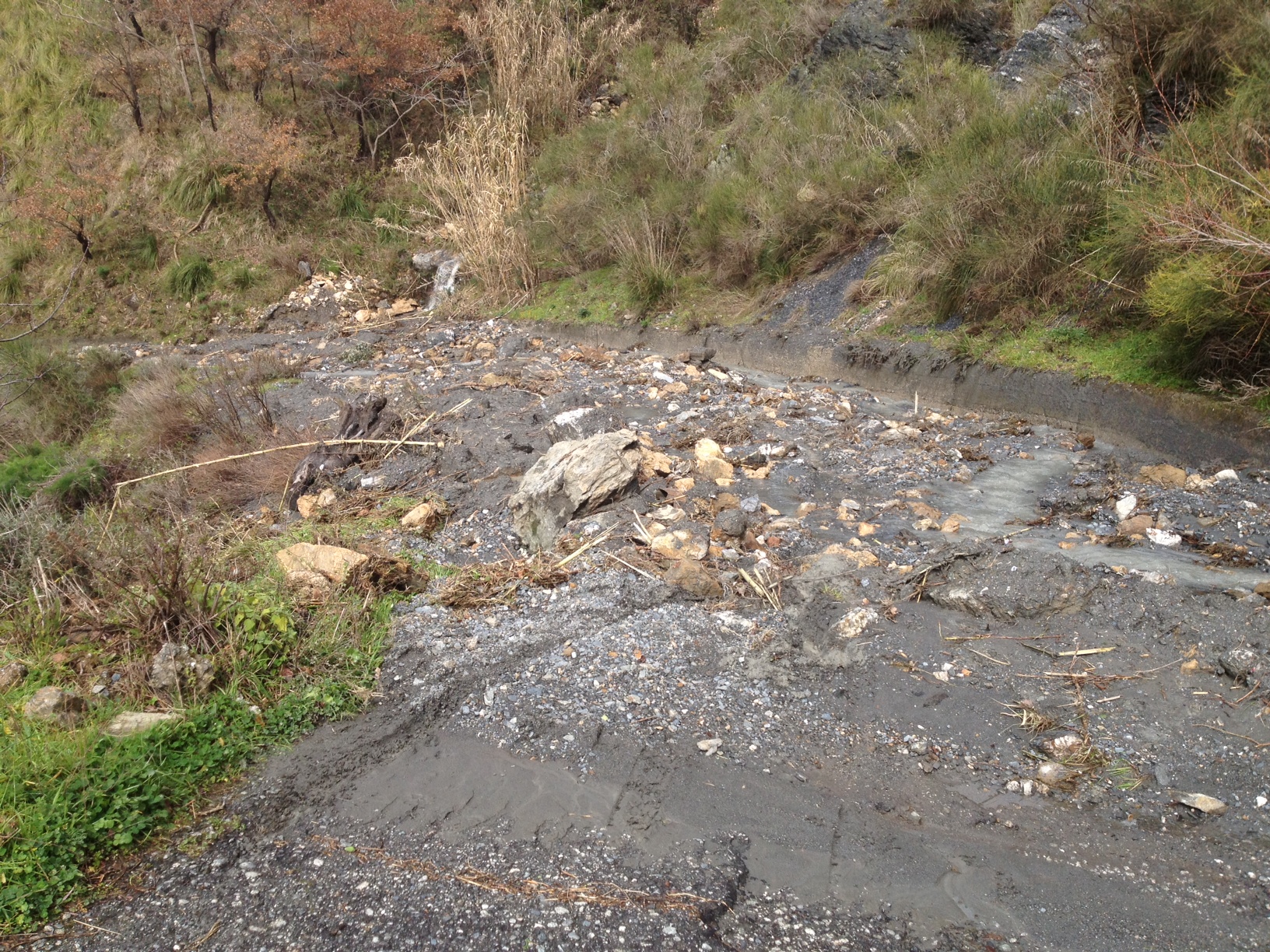 strada in località Stinco spazzata via dai detriti