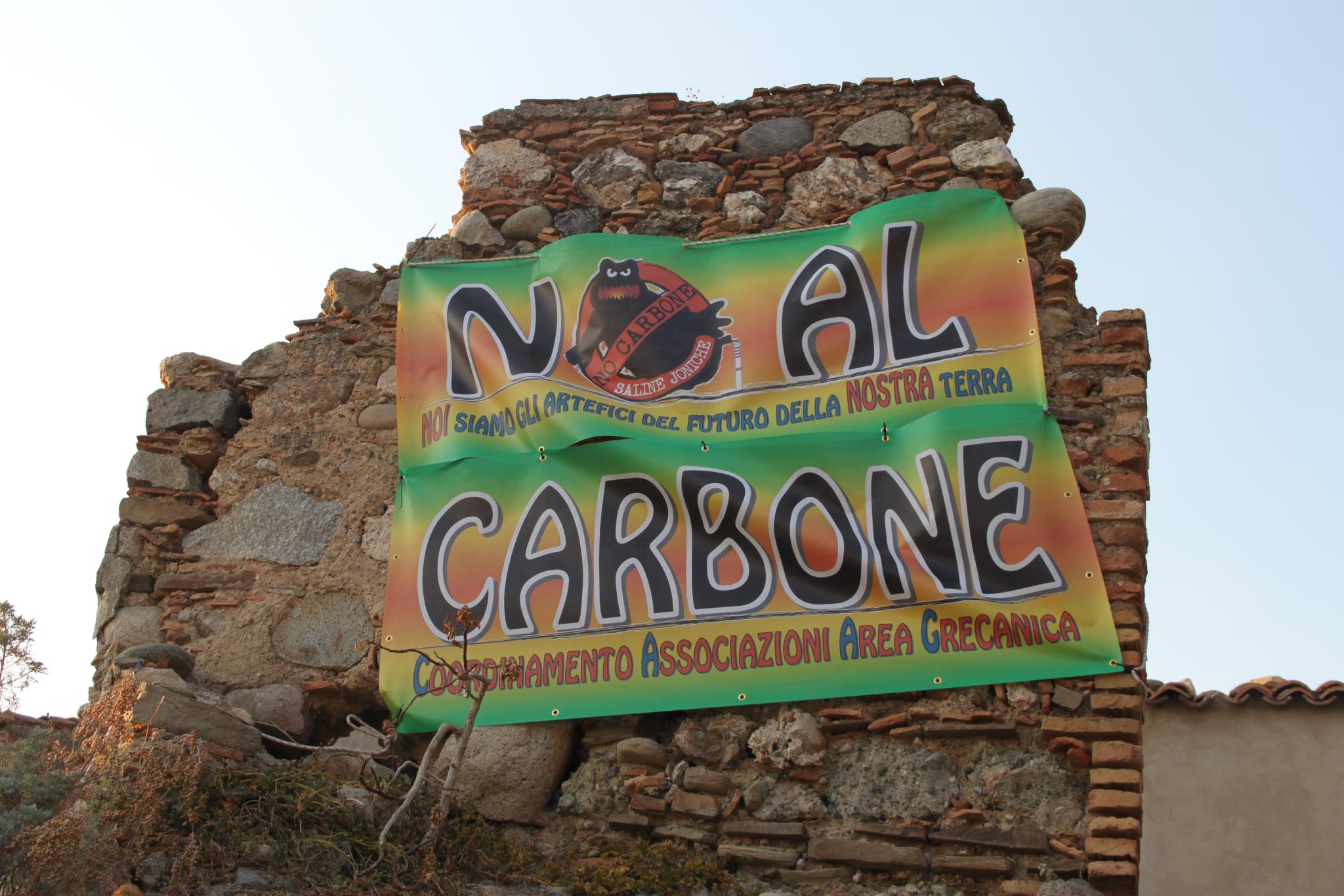 Striscione a Pentedattilo