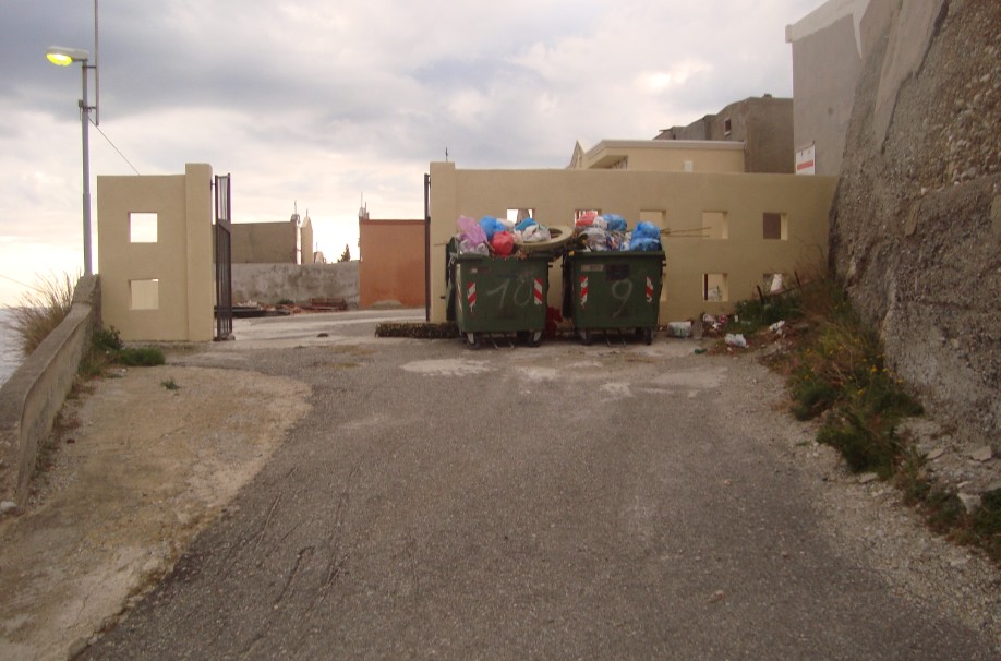 cassonetti cimitero lazzaro