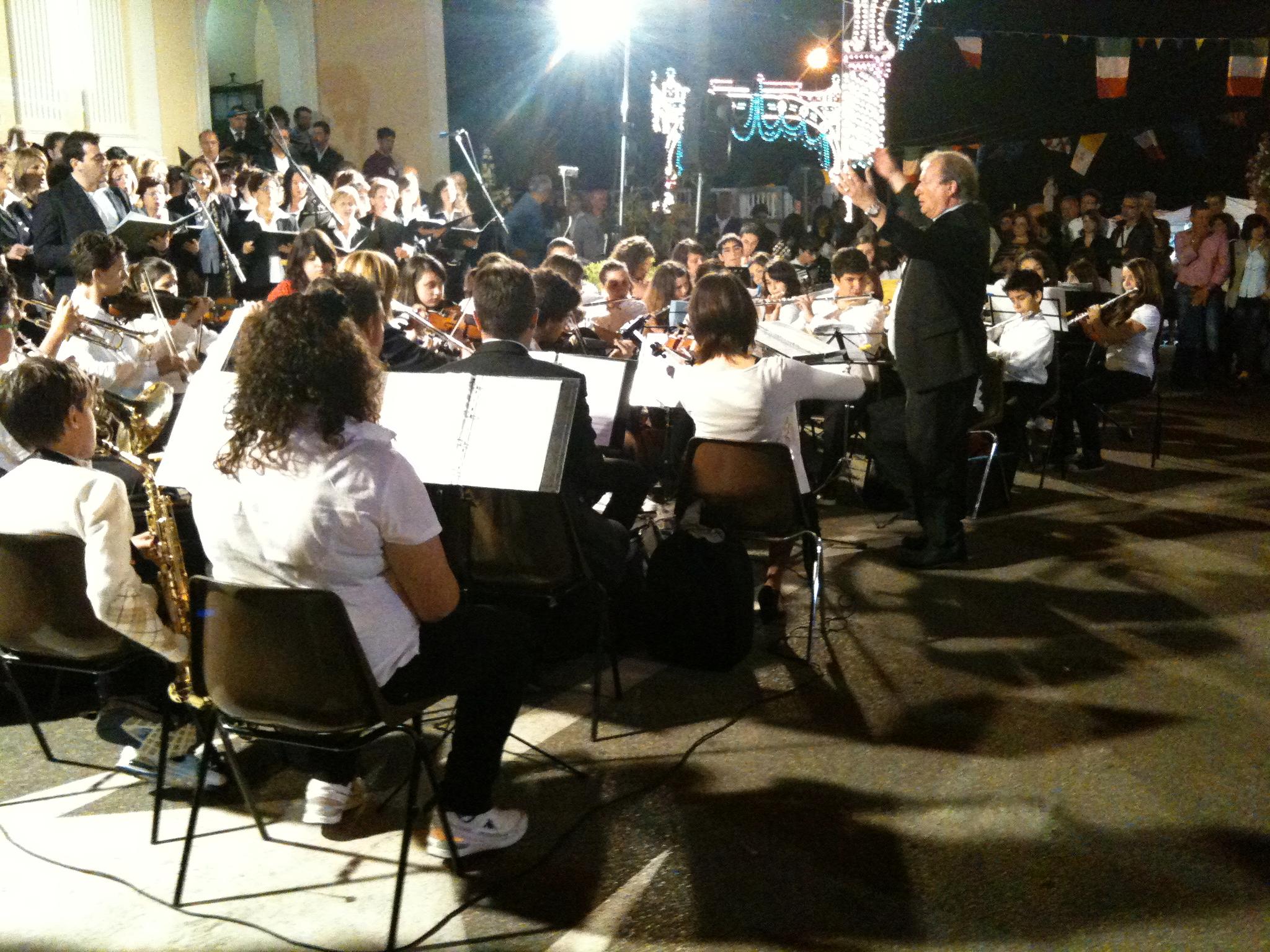 Esibizione Coro e orchesta al piazzale Sant'antonio