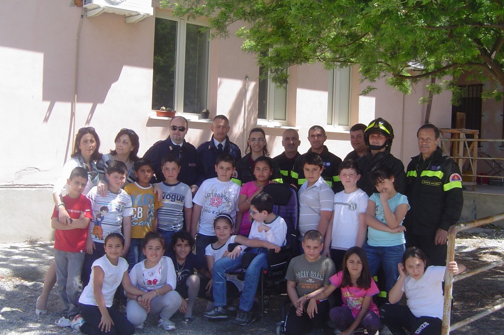 Foto di gruppo alunni IIIB - VVFF e Polizia
