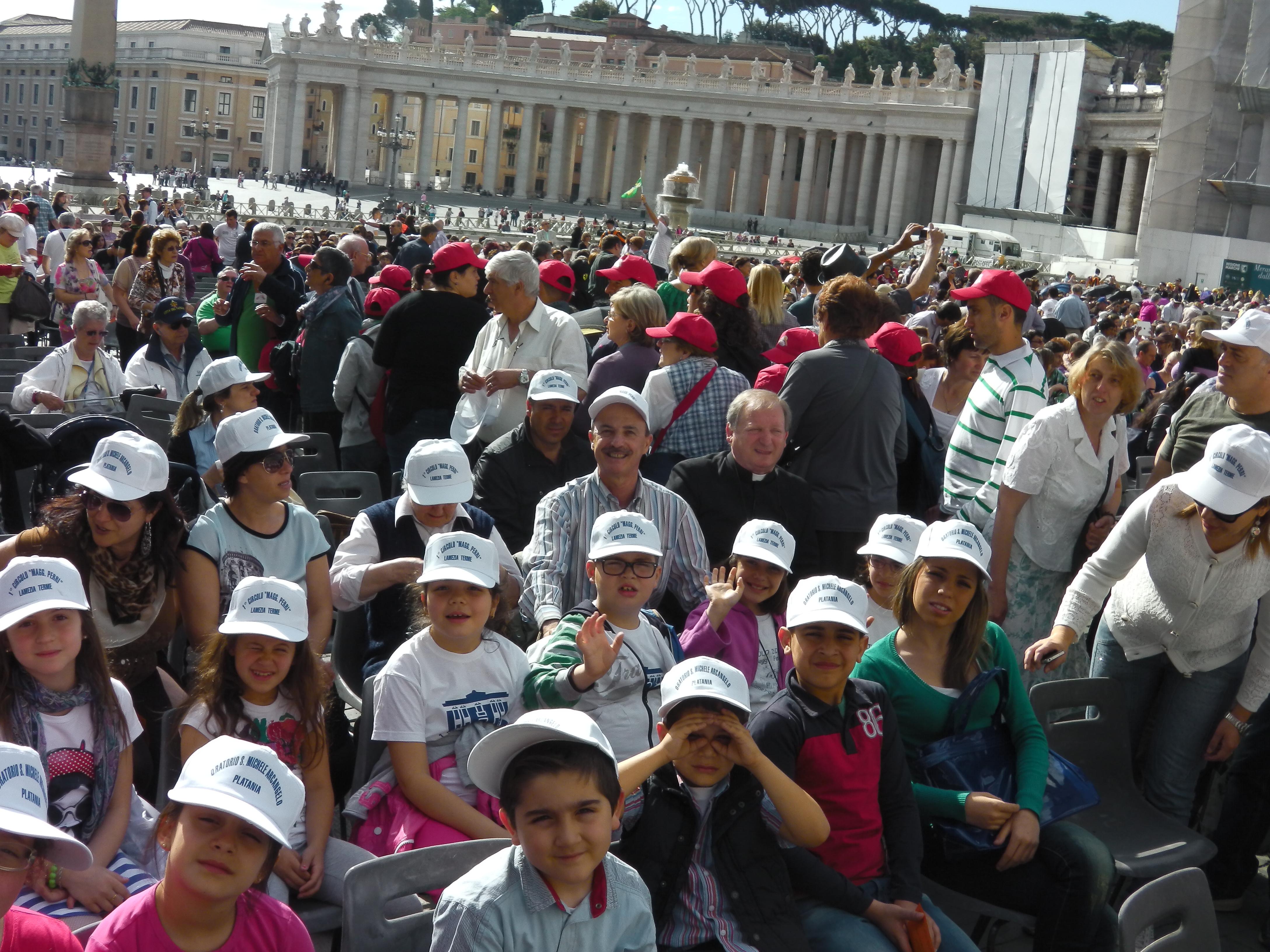 I Bambini dell'Oratorio in Piazza san Pietro con Don Pino Latelli