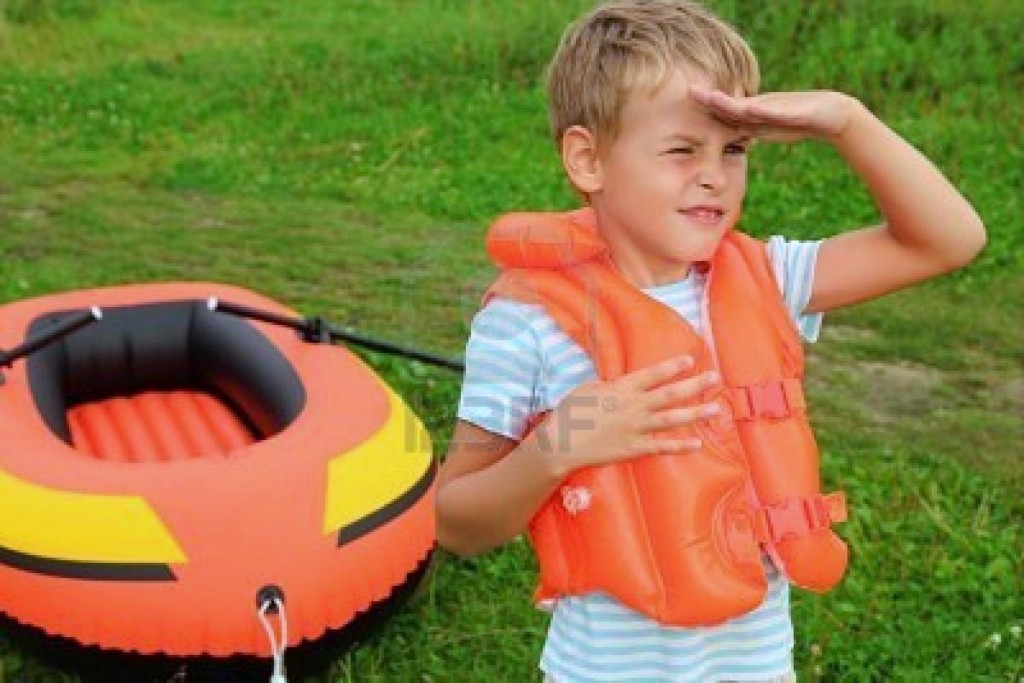 Ragazzo e gommone