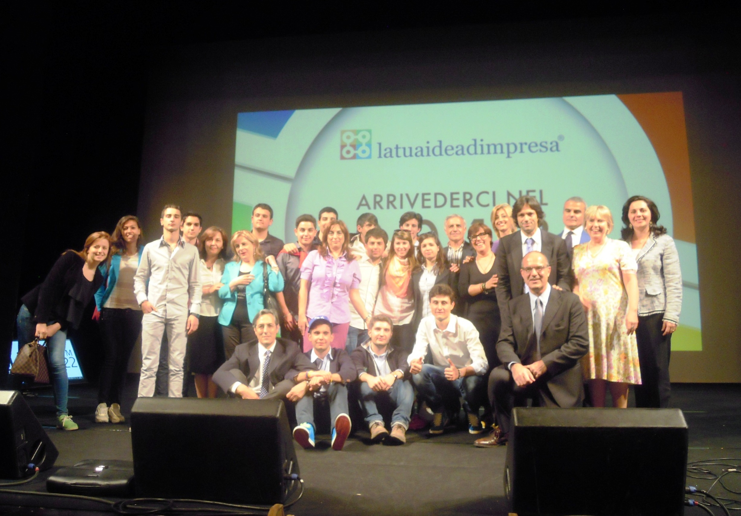 le due scuole premiate e gli organizzatori