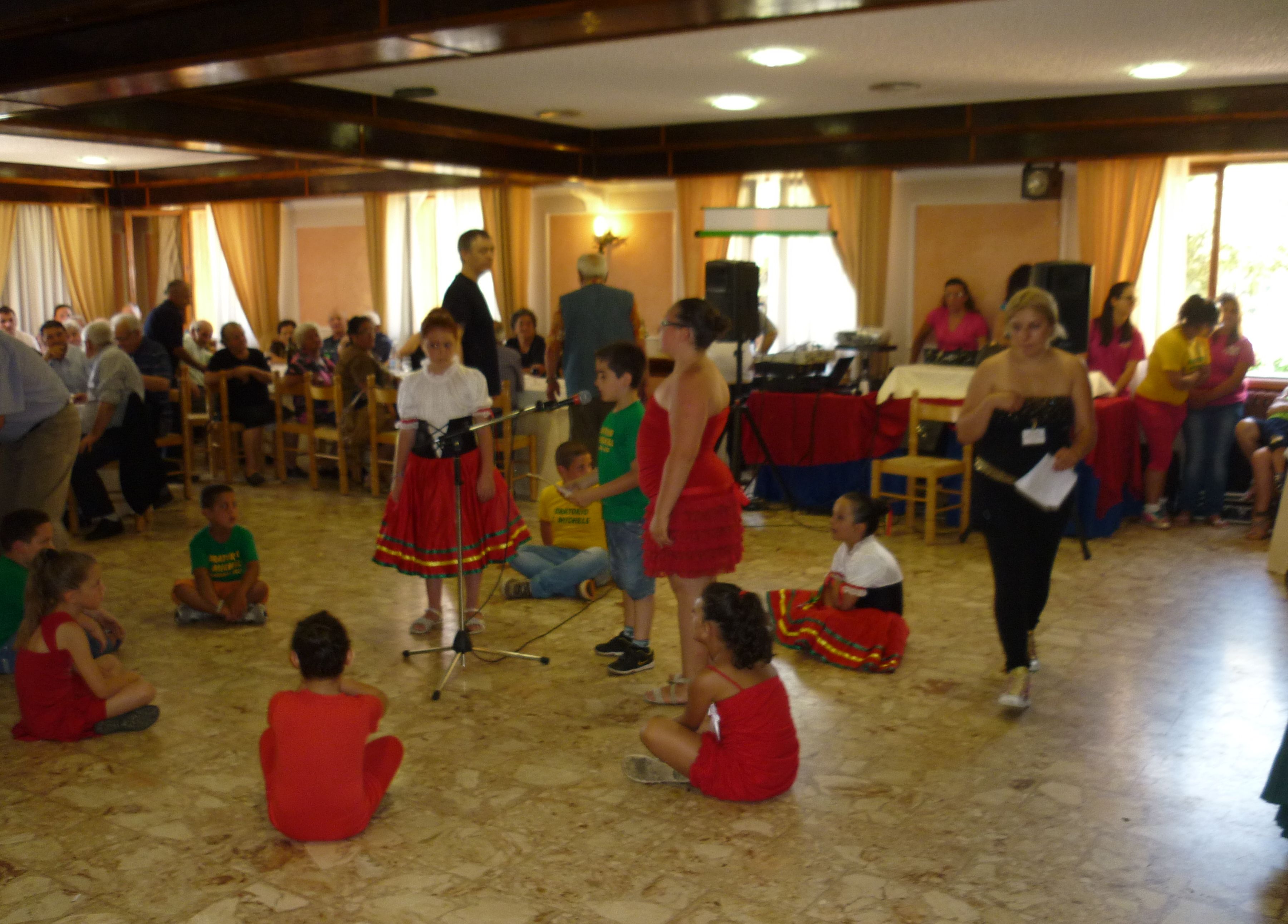 Festa anziani 2012 Bambini della colonia in festa