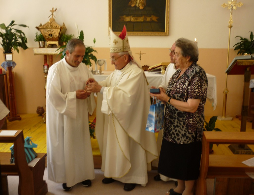 Vescovo Rimedio consegna catenina
