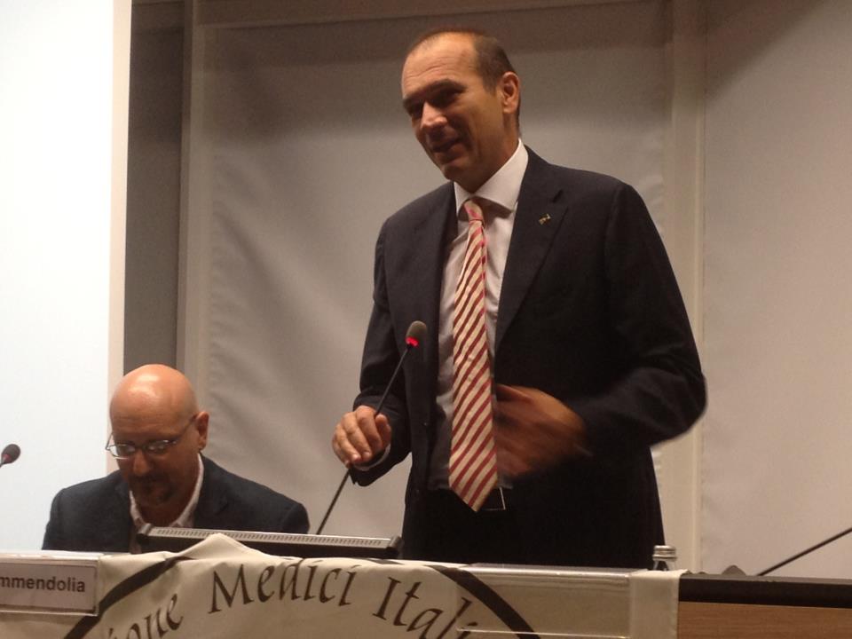 L'intervento di Massimo Righi all'Ottavo Congresso Amiv. A sx Antonio Ammendolia