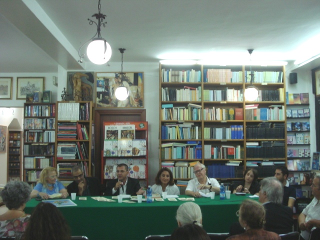 Foto tav rotonda - Di fronte al testo