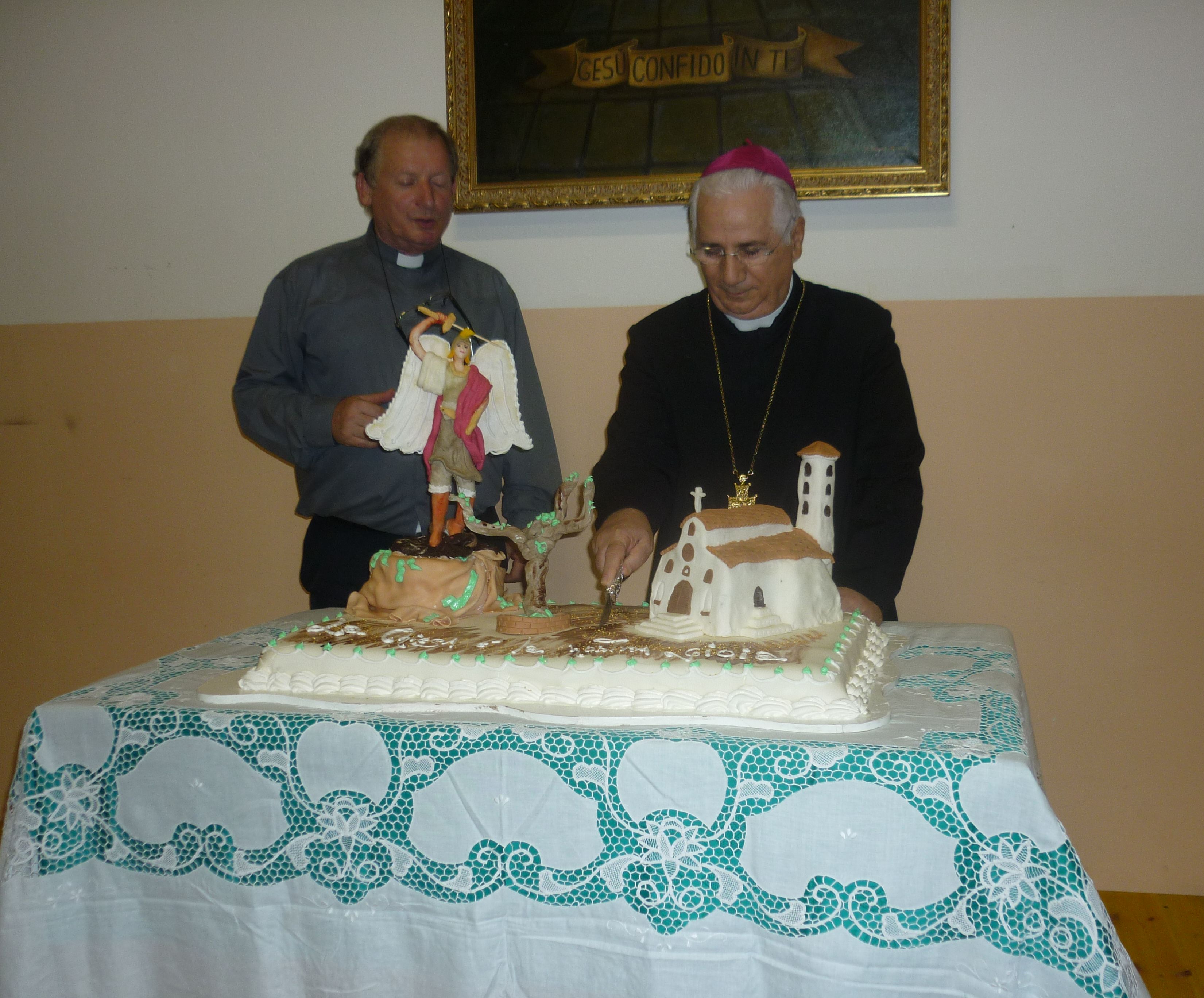 chiesa San Michele Platania Taglio torta Vescovo Cantafora - Don Pino Latelli