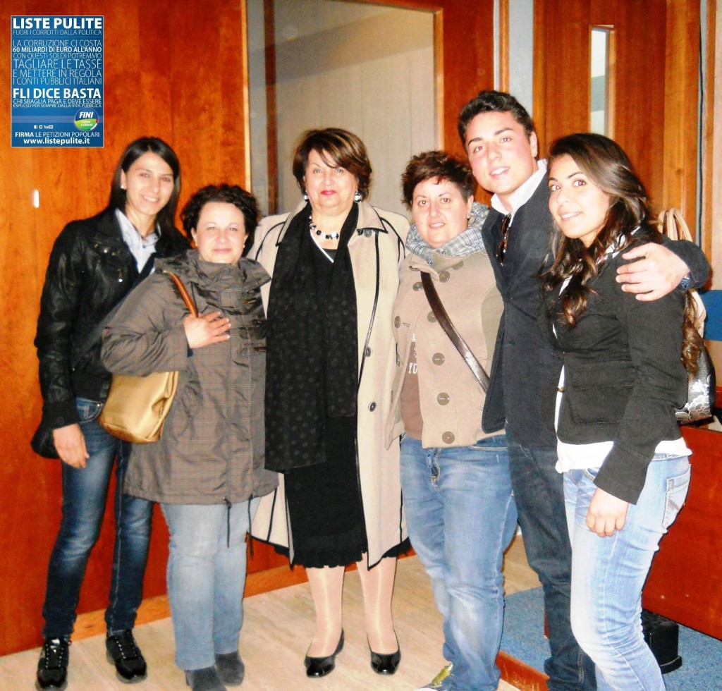Alcuni componenti FLI S.EUFEMIA LAMEZIA con ANGELA NAPOLI