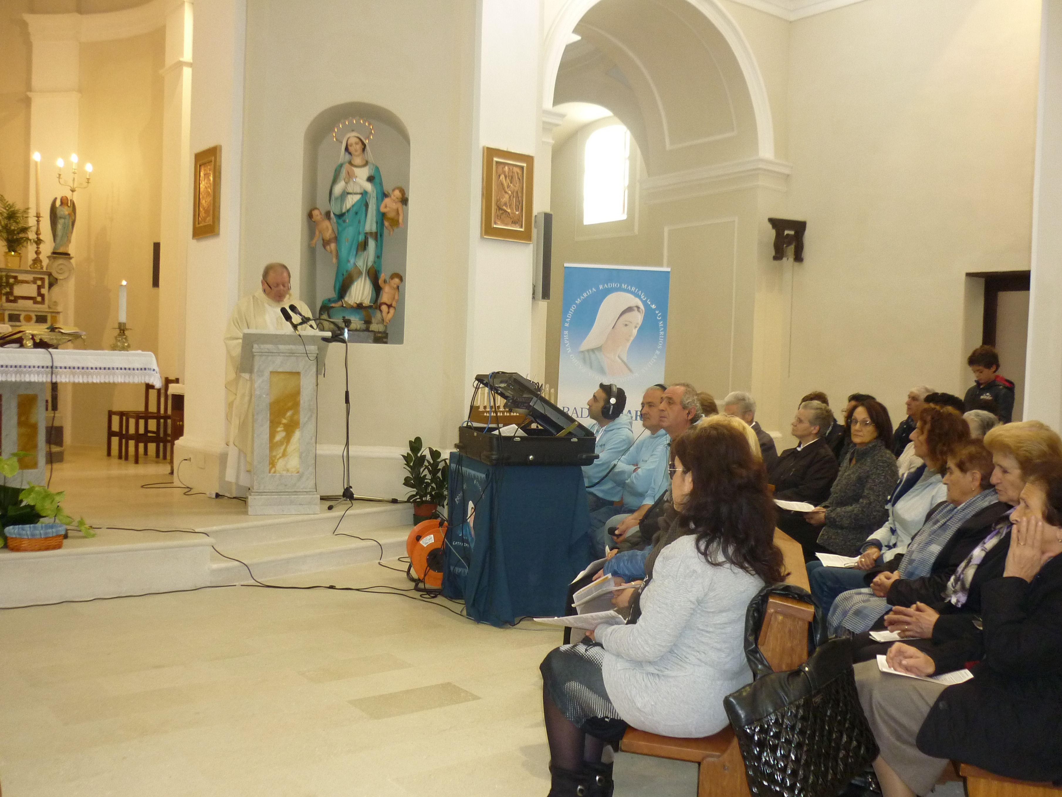 Don Pino Latelli, i volontari di Radio Maria con Ugo Gigliotti e i fedeli di Platania