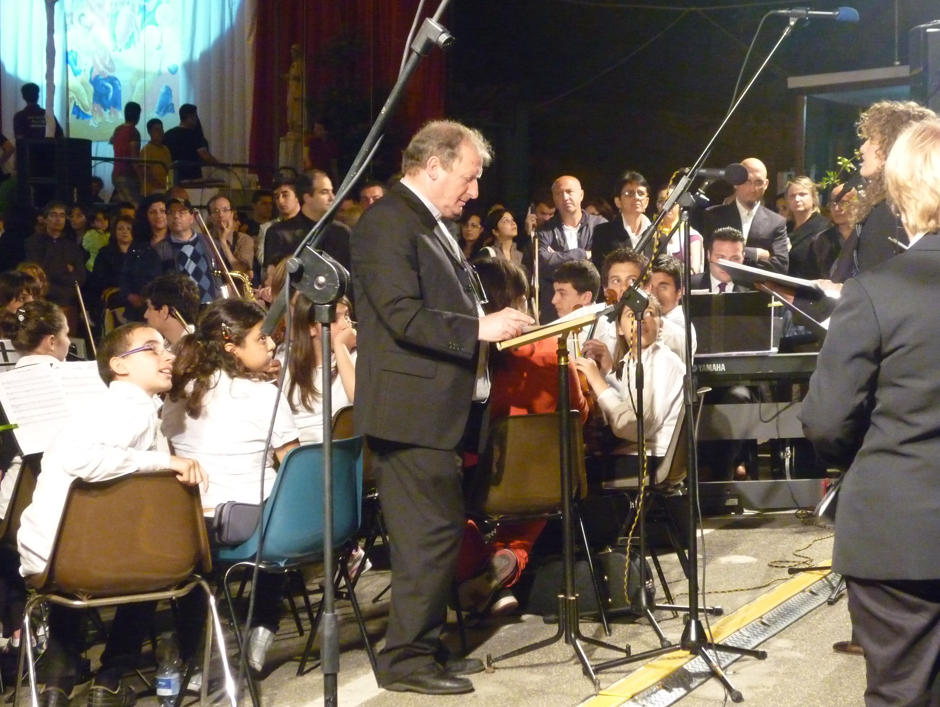 Don-Pino-Latelli-dirige-Coro-e-Orchestra