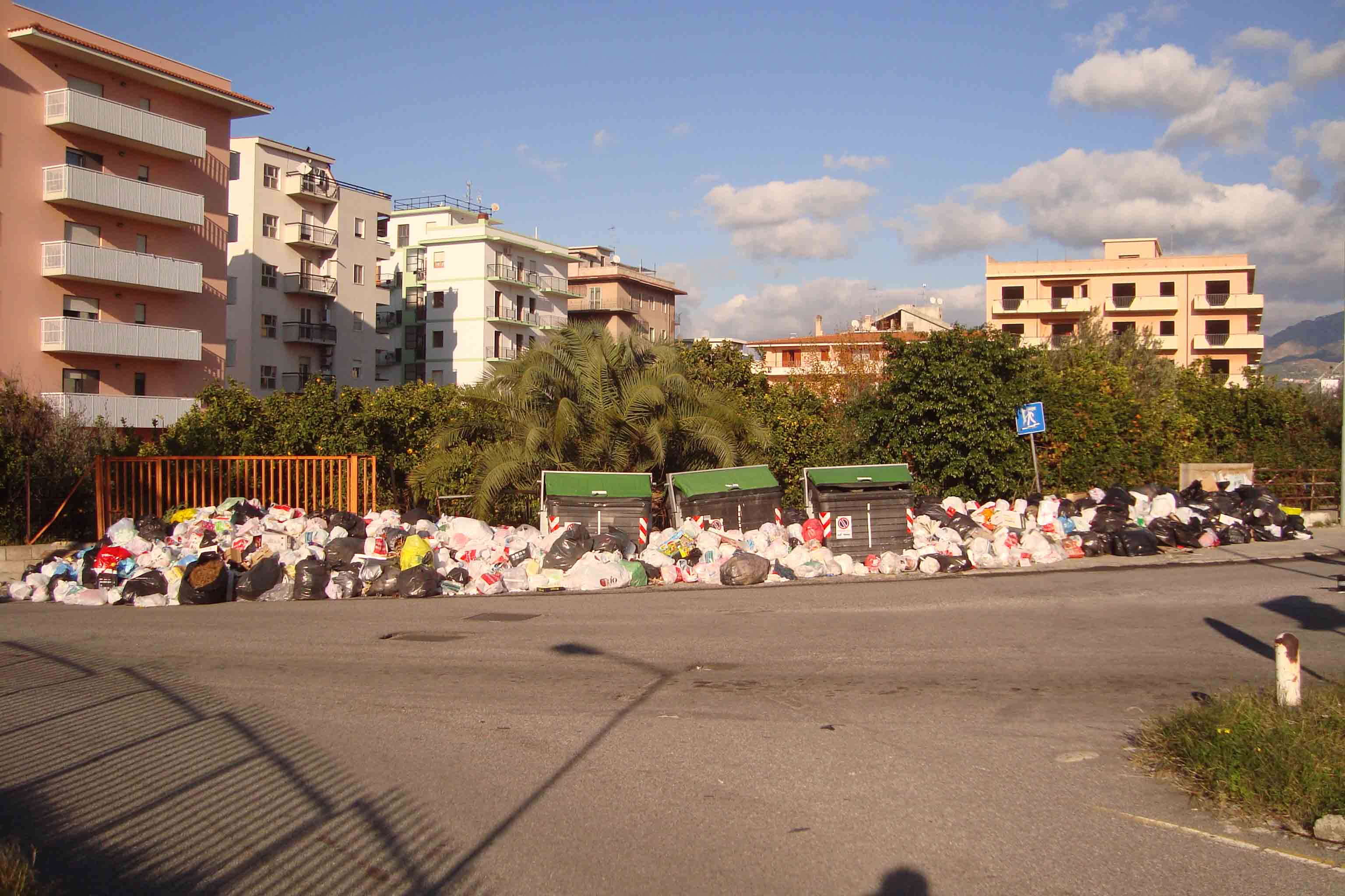 pellaro-spazzatura-semaforo-bivio-Ss-106-Lume