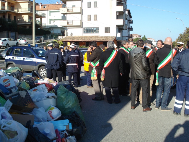 PROTESTA-SINDACI-RIFIUTi