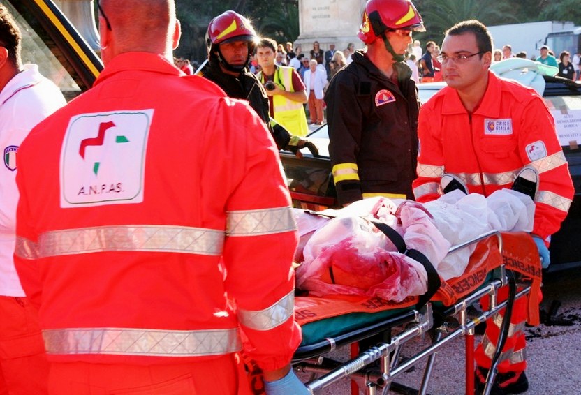 Volontari-ANPAS-in-azione-con-il-118