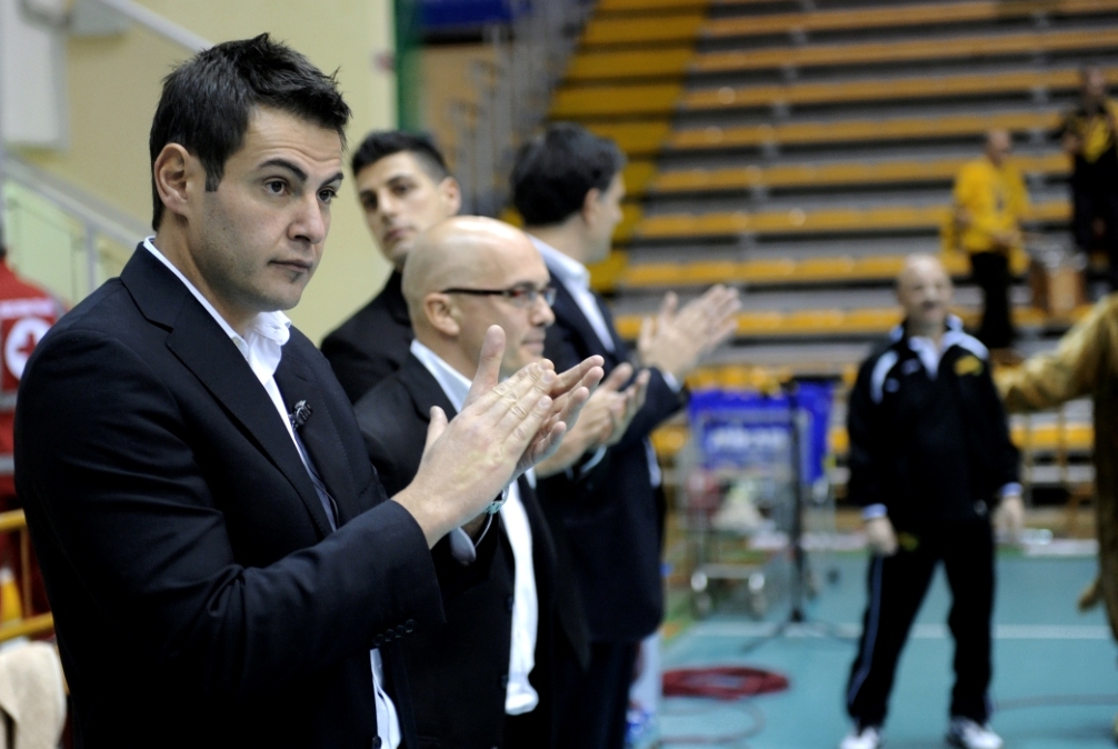 Coach-Blengini-con-il-suo-staff- volley-Tonno-Callipo
