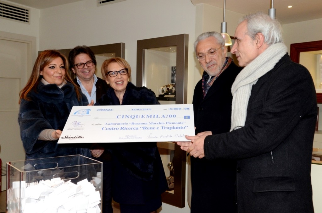 consegna-assegno-al-Centro-Ricerca
