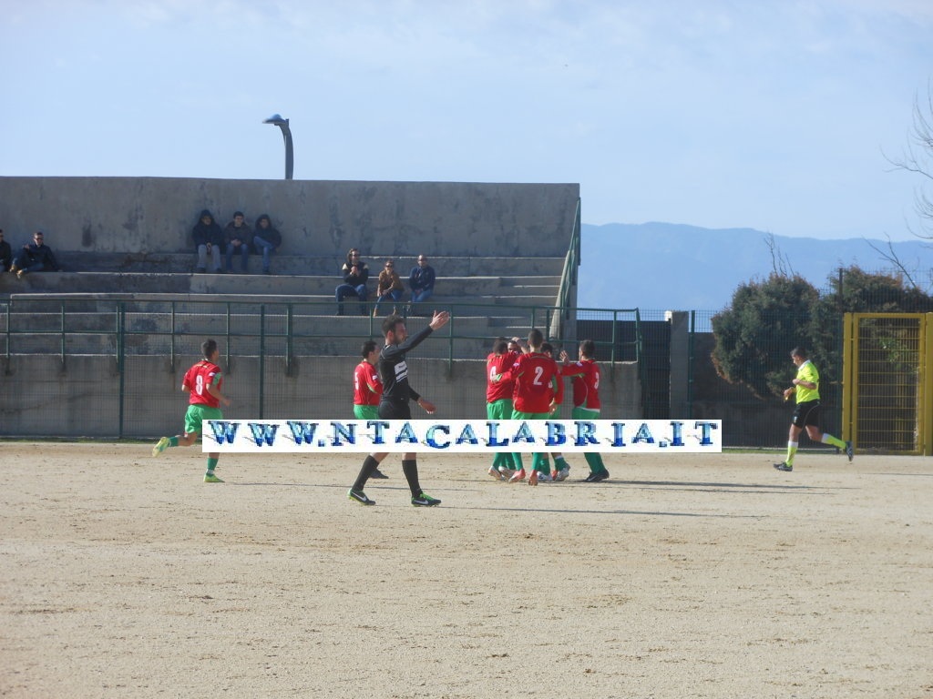 Abbraccio-dopo-il-gol-del-bagaladi