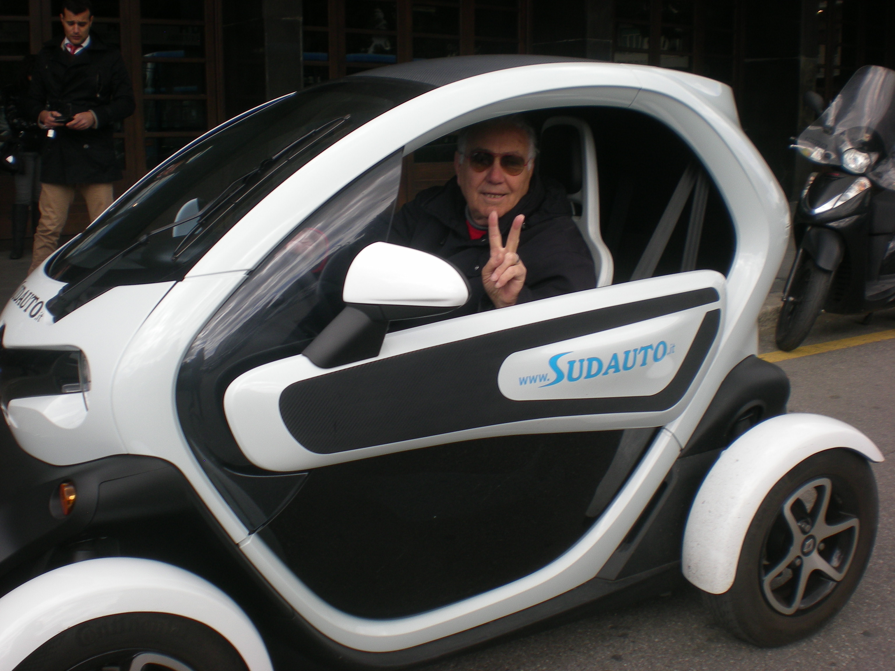 Renault-Twizy-e Bruno-Zolea-arrivo-in-stazione