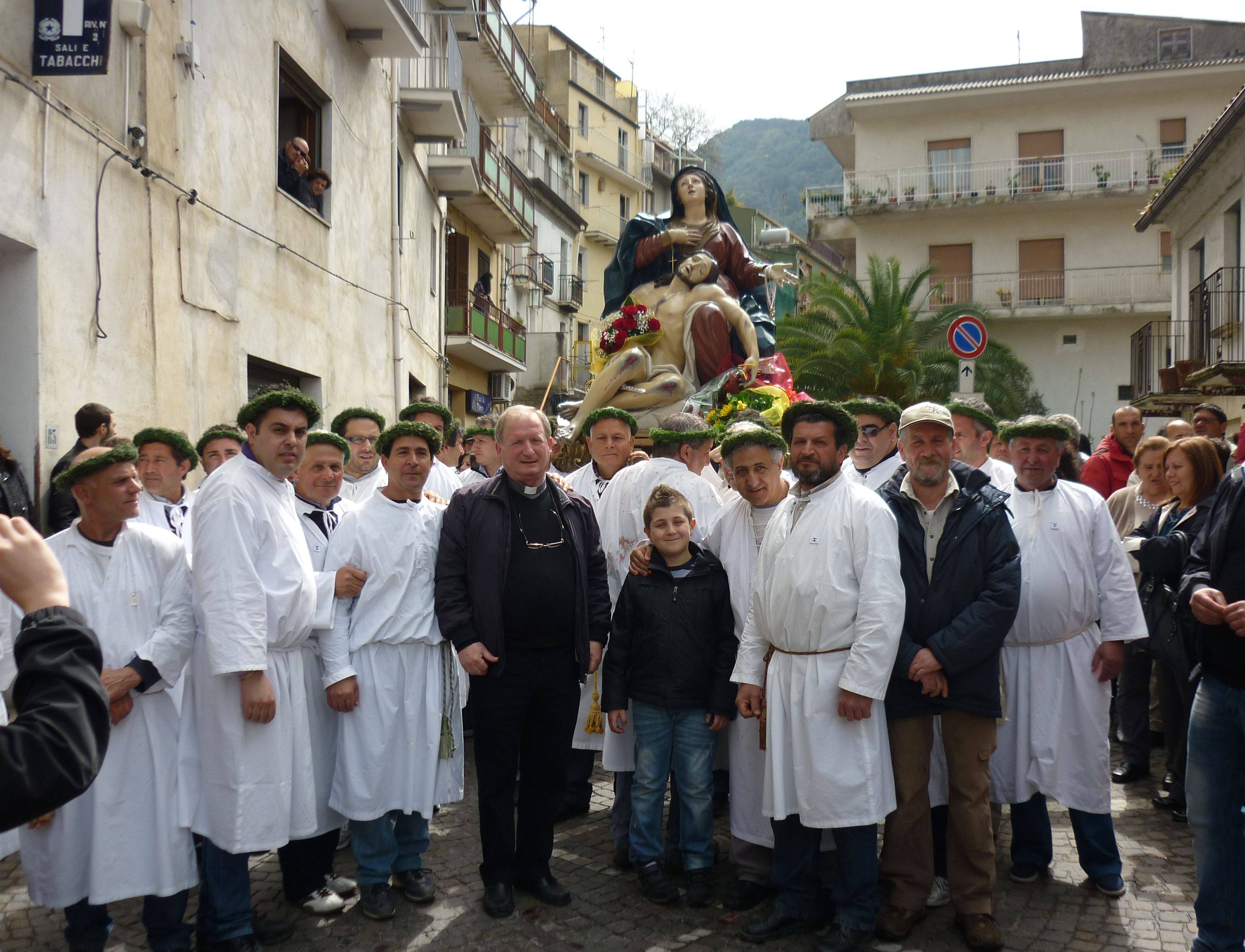 Sabato-Santo-2012-Nocera-Don-Pino-Latelli-e-i-portatori-della-Addolorata