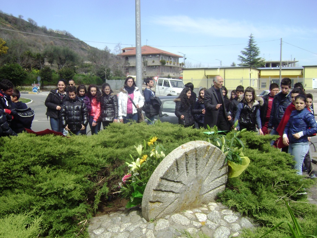 alunni-scuole-presso-la-pietra-commemorativa