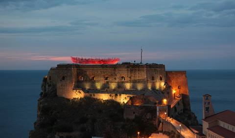 castello-scilla-con-installazione-Velasco-Vitali