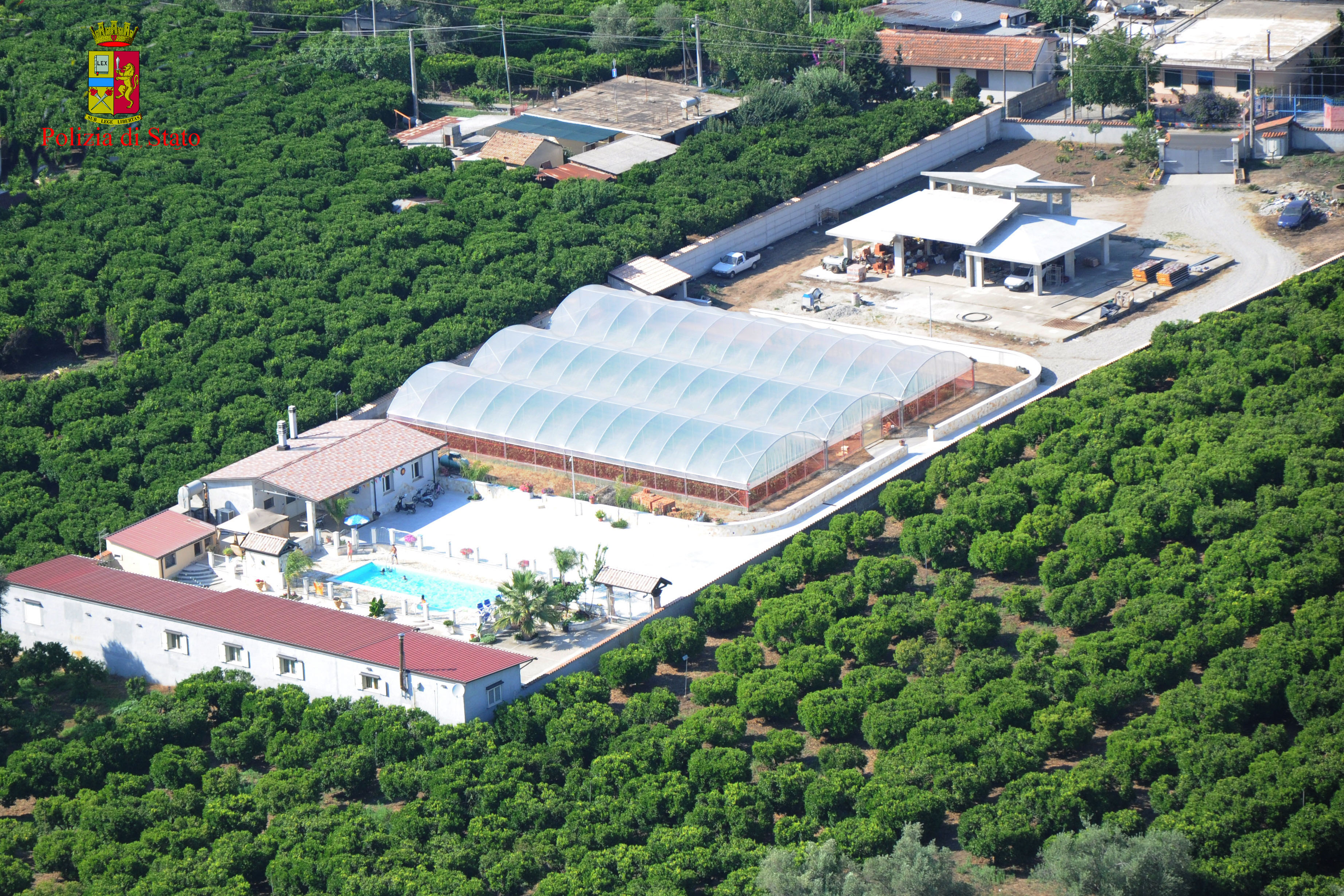 polizia sequestra villa con piscina