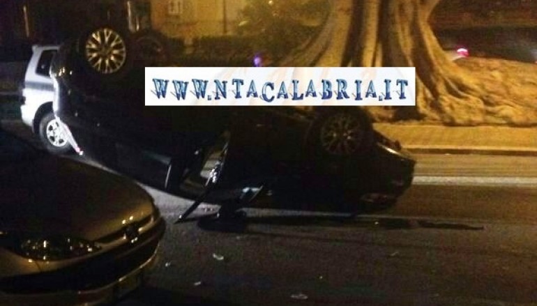 Auto ribaltata sul Lungomare di Reggio Calabria