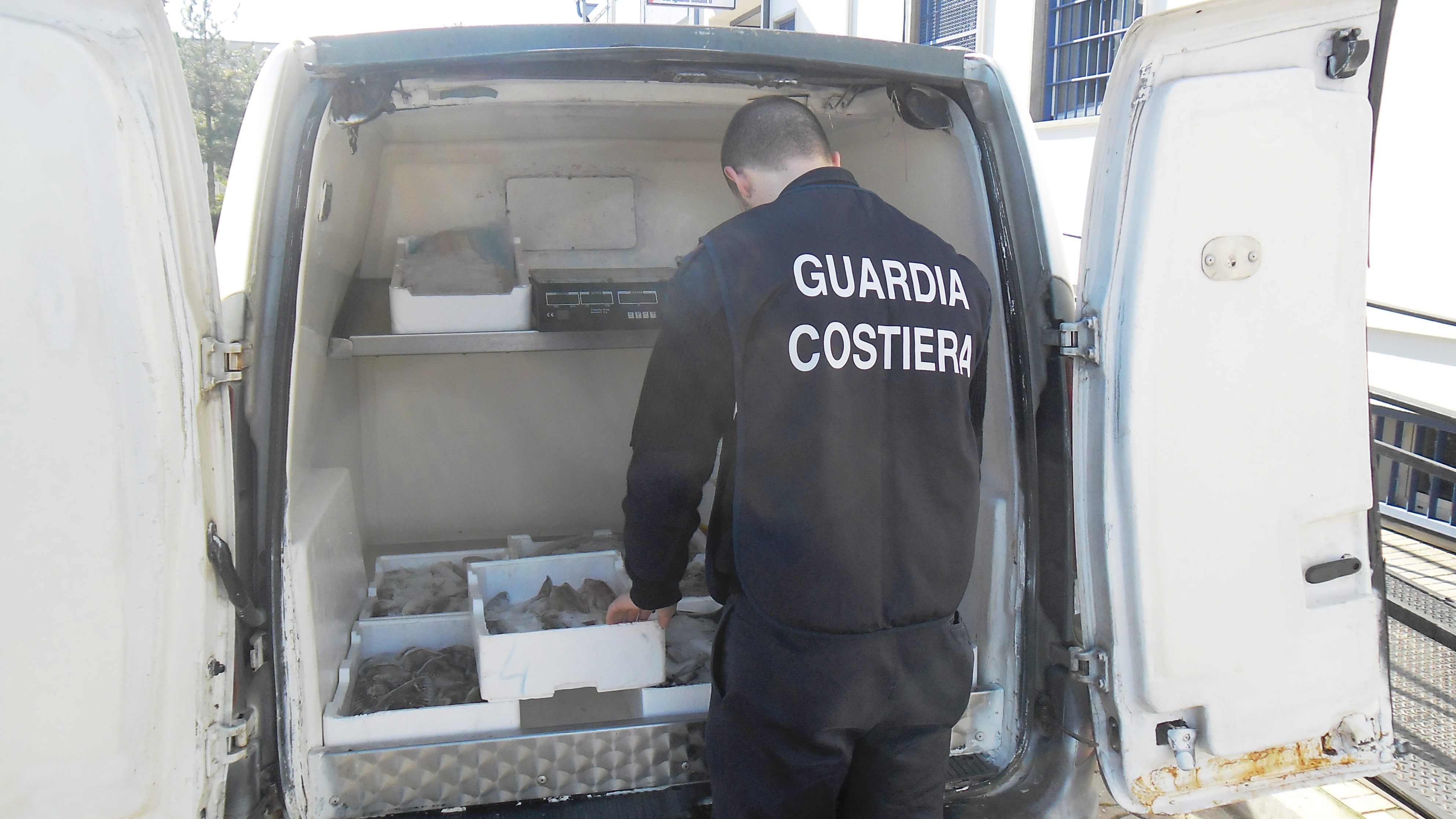 guardia costiera sequestra pesce