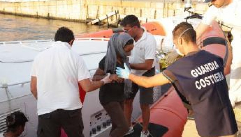 Crotone, sbarcata nave con migranti