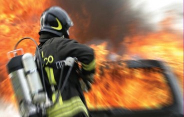 Incendio nel quartiere Santa Lucia, evacuate 14 persone