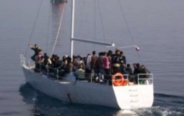 Isola Capo Rizzuto (Kr), sbarcato veliero con migranti