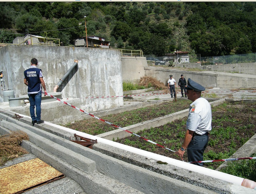 FORZE DI POLIZIA CHE APPONGONO I SIGILLI ALL'IMPIANTO