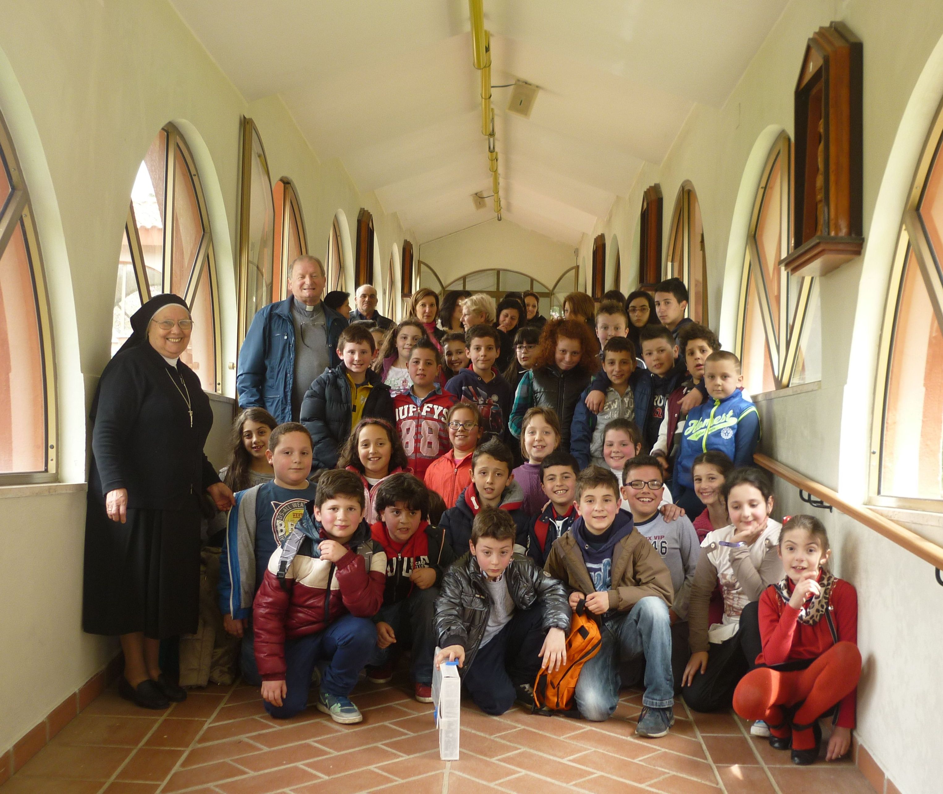 Diocesi Lamezia Terme -Don Pino Latelli e Suor Corradina con i ragazzi in posa - Platania