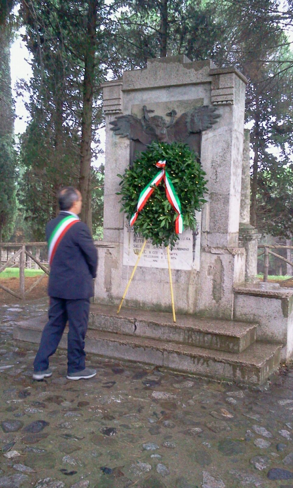 SINDACO VARACALLI RENDE OMAGGIO AL MONUMENTO AI 5 MARTIRI