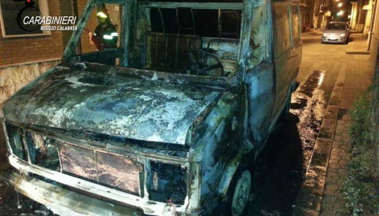Rosarno, cittadini bulgari danno fuoco a un furgone: fermati