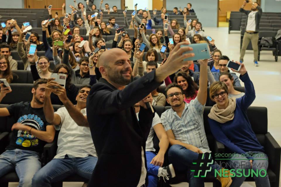 luca abete selfie studenti