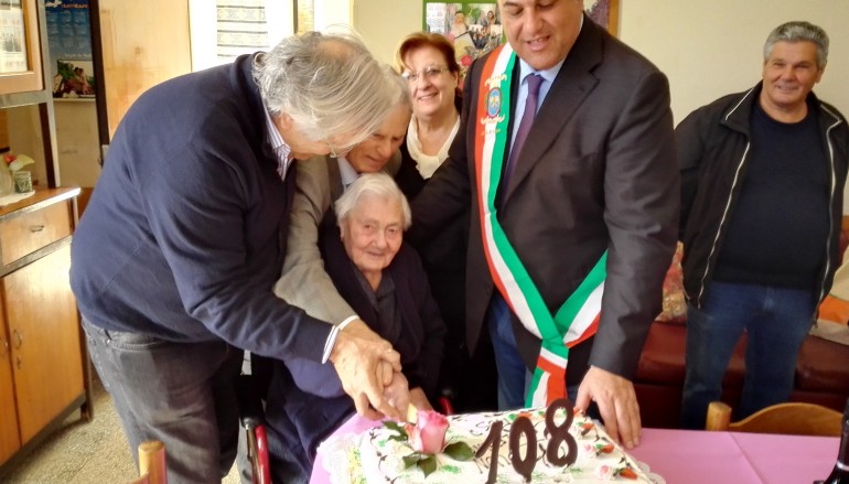 Locri, l’Amministrazione festeggia i 108 anni di Rosa Caroleo