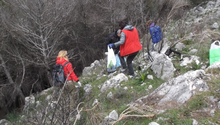 Tortora (CS): escursionisti ripuliscono pineta