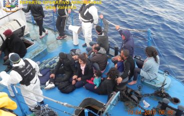 Nave carica di migranti al largo coste calabresi, fermati scafisti