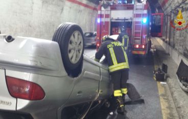 Incidente stradale a Catanzaro, auto si ribalta in galleria