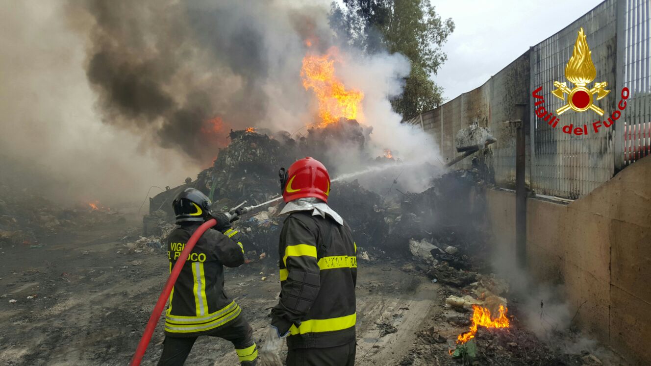 incendio discarica vigili fuoco