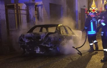 Incendio auto Lamezia Terme, intervento dei Vigili del Fuoco