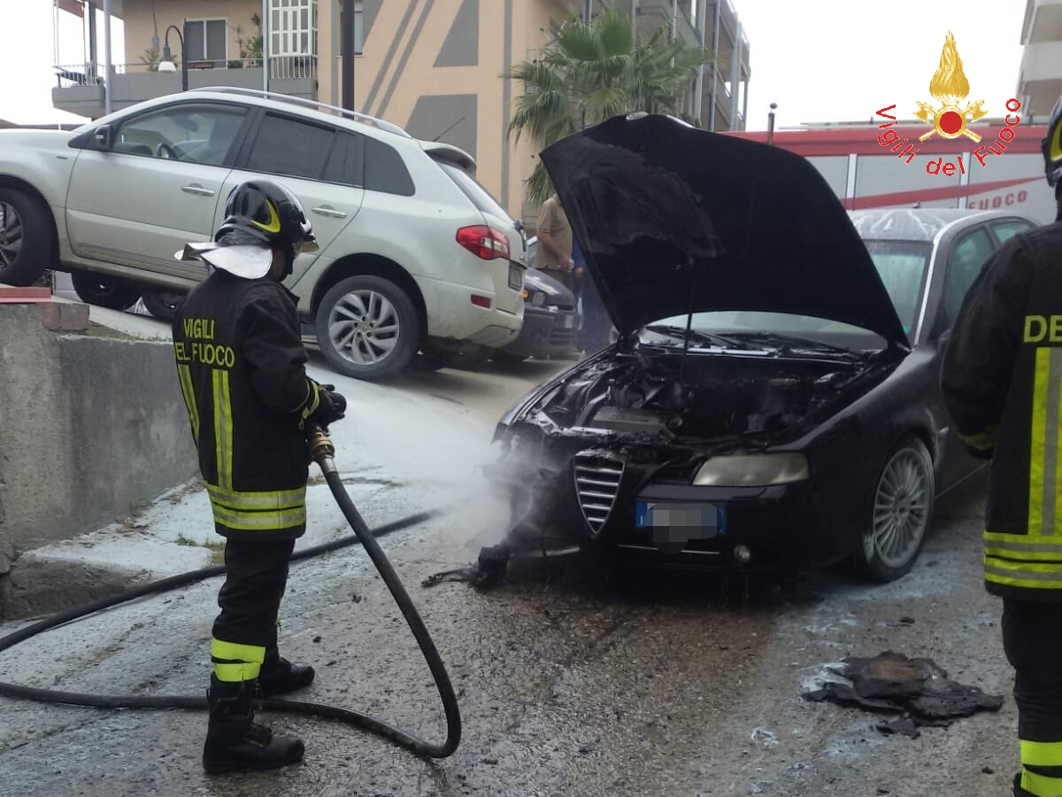 auto in fiamme a davoli